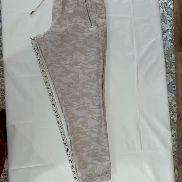 Athleta Cabo Tide Linen Jogger Neutral Beige Tan Camo Print Pants - Size 6. - Picture 10 of 11